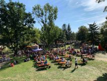 OBRAZEM: Tanec, zpěv, zábava, tisíce spokojených návštěvníků - to byla víkendová pouť v Březně u Chomutova