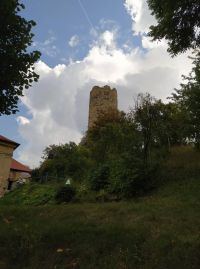 TIP NA VÝLET: Víte, že věž hradu Skalka sloužila jako hladomorna? Vězni na její zdi psali vzkazy