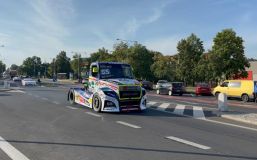 OBRAZEM: Czech Truck Prix v Mostě začíná! Závodní speciály se včera vydaly na spanilou jízdu centrem města