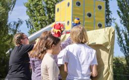 OBRAZEM: Děti z Podbořan mají novou atrakci. Kuličkovou dráhu dostaly ke Dni dětí