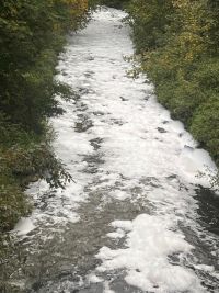 FOTO: Řeka Bílina byla plná pěny. Zřejmě šlo o saponáty