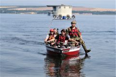 OBRAZEM: Parašutisté dopadali do Nechranické přehrady. Z vody je vytahovali i elektrárenští hasiči