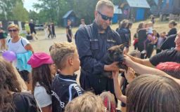 FOTO: Kynologové z věznice přijeli za dětmi na tábor do Lubence. Kromě poslušnosti psů předvedli i zadržení pachatele