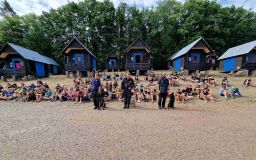 FOTO: Kynologové z věznice přijeli za dětmi na tábor do Lubence. Kromě poslušnosti psů předvedli i zadržení pachatele