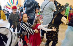 FOTO: Piráti, čarodějové nebo princezny. Děti v Kryrech vyrazily na karneval