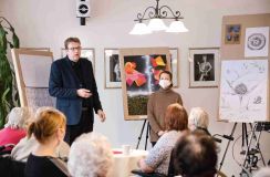 OBRAZEM: Mladí výtvarníci vystavují v Podbořanech v Domově pro seniory. Jeho klienti si užili i koncert