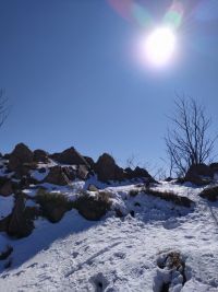 TIP NA VÝLET: Na hoře Pramenáč jsou unikátní kamenná slunce. Na jejím vrcholu také stojí velký kříž