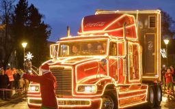 OBRAZEM: Do Podbořan přijel Coca Cola vánoční kouzelný kamion. Povídejte se, jaké to bylo!
