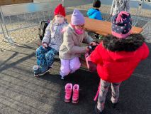 OBRAZEM: Školáci z Bitozevsi vyrazili do Žatce na kluziště. Učitelkám pomáhali učit děti bruslit i rodiče