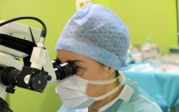 Specialisté z oční kliniky operovali novou unikátní metodou, vyzkoušeli ji jako první v republice!
