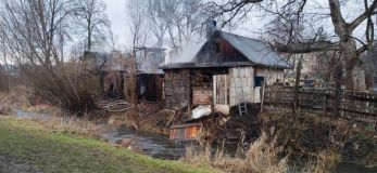 OBRAZEM: Na místě požáru zahradního domku našli čtvrtou lidskou oběť