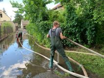 AKTUÁLNĚ/OBRAZEM: Hasiči zasahuji v Březně u Postoloprt. Místní rybník totiž přetekl a voda zaplavila sklepy a pozemky několika domů