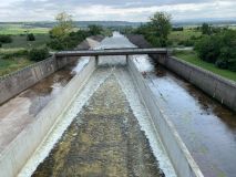 AKTUÁLNĚ: Deště posledních dní zvedly hladinu v Nechranické přehradě. Vodohospodáři proto začali vodu upouštět
