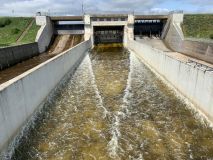 AKTUÁLNĚ: Deště posledních dní zvedly hladinu v Nechranické přehradě. Vodohospodáři proto začali vodu upouštět