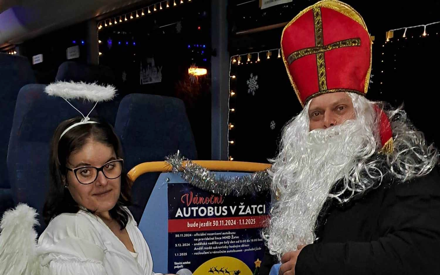 0312Řidič Jan Šimáček jako Mikuláš a anděl v podobě Kateřiny Cabákové fbd92