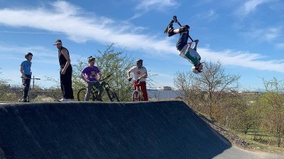 FOTO: Louny otevřely nov&yacute; Bike park pod Chlumem. Přil&aacute;kal show profesion&aacute;lů i rodiny s dětmi