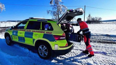 Čern&aacute; neděle v Kru&scaron;n&yacute;ch hor&aacute;ch: Devět zraněn&yacute;ch během tř&iacute; hodin, pro jednu ženu letěl vrtuln&iacute;k