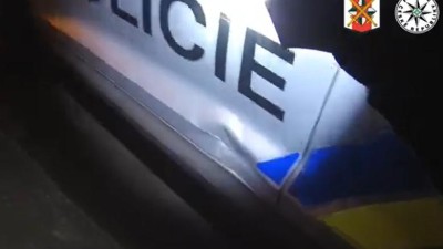 VIDEO: Policisté pomáhali lidem z havarovaného kamionu. Jejich služební auto mezitím naboural opilý řidič