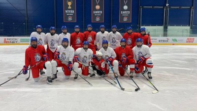 FOTOREPORTÁŽ: Nejmladší chomutovská Pirátka si zatrénovala s ženským hokejovým národním týmem
