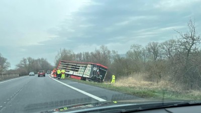 Silnice mezi Bělušicemi a Skršínem je uzavřena. Odklízí se následky včerejší nehody