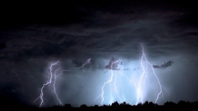 VÝSTRAHA: Meteorologové varují před silnými bouřkami, ojediněle se objeví i kroupy