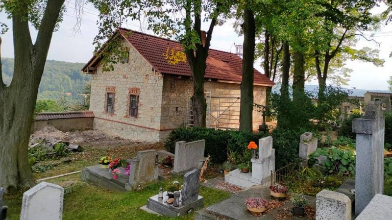 Práce na opravě márnice a hlavního hřbitovního kříže v Horním Ročově. Foto: Městys Ročov