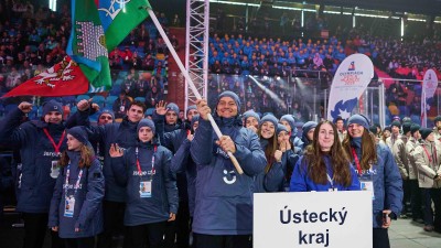 Výpravu Ústeckého kraje přivedl na slavnostní zahájení vlajkonoš Tomáš Kraus. Foto: Ústecký kraj