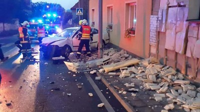 FOTO AKTUÁLNĚ: Auto v Cítolibech narazilo do rodinného domu!