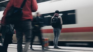 Doba letního putování nastala. Jaká jsou práva cestujících v železniční a autobusové dopravě?