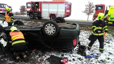 FOTO AKTUÁLNĚ: Auto u průmyslové zóny Joseph vylétlo ze silnice do pole! Zasahovali záchranáři