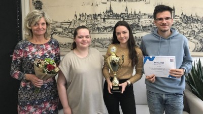 Foto - archiv školy: Na snímku s diplomem zleva: Ing. Zuzana Horníková a studenti Karolína Šimonová, Gabriela Malá, Miroslav Čermák 