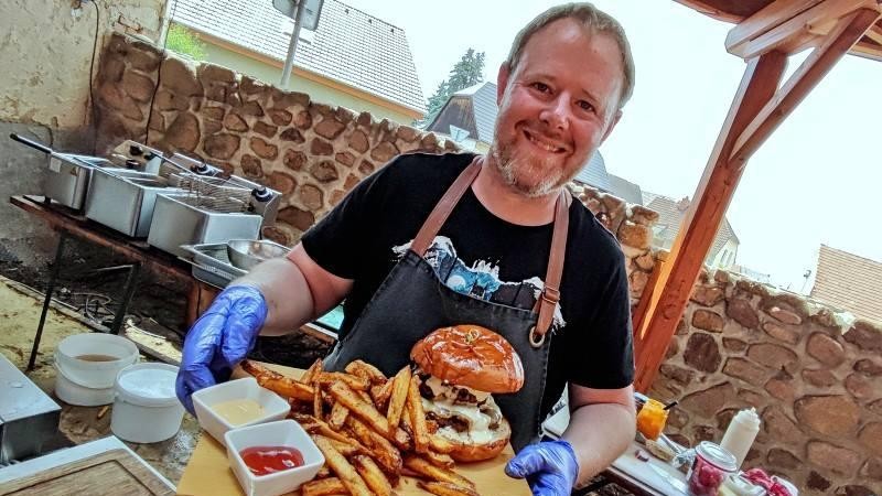 Peter Lannigan připravuje v Kostomlatech skvělé burgery. Foto: Oldřich Hájek