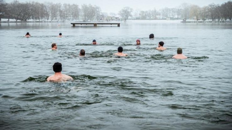 První organizované koupání v ledové vodě Kamencového jezera proběhlo loni v únoru. Letos začíná otužovací sezonu už tuto sobotu 23. října. Foto: Helena Hubáčková