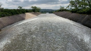 Vodohospodáři odpouštějí vodu z Nechranické přehrady, kde se po vydatných deštích zvýšila hladina. Foto: Jitka Fárová
