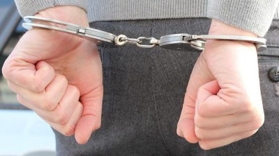 &Uacute;těk přes n&aacute;měst&iacute; mu nevy&scaron;el, str&aacute;žn&iacute;ci muže obkl&iacute;čili u gar&aacute;ž&iacute;