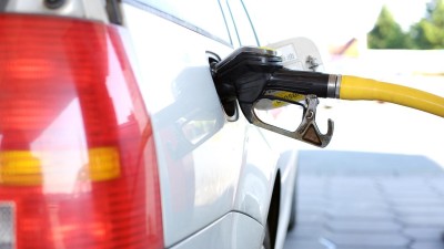 Dobrá zpráva pro řidiče! Omikron zlevňuje benzín i naftu, poprvé v letošním roce