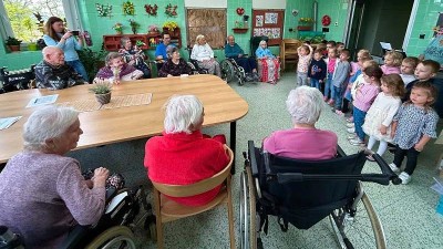 NAPSALI JSTE NÁM: Děti z MŠ V Domcích potěšily seniory zpěvem. V nemocnici zazněly písničky jara i dětství