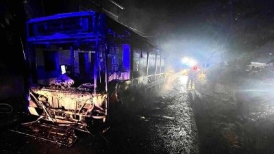 OBRAZEM: Městský autobus shořel na kostru, požár poškodil i vedlejší dům