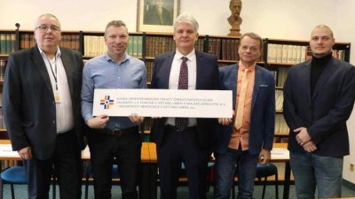 MUDr. Tom&aacute;&scaron; Hrub&yacute;, Ph.D., doc. RNDr. Jaroslav Koutsk&yacute;, Ph.D., MUDr. Roman &Scaron;kulec, Ph.D., MUDr. Ale&scaron; Chodacki, MBA, doc. PhDr. Michal Vostr&yacute;, Ph.D., s logem nov&eacute; kliniky. Foto: Krajsk&aacute; zdravotn&iacute;