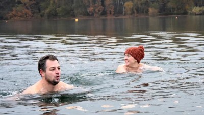 Otužilci v Žatci se rozloučí s rokem tradičním ponorem