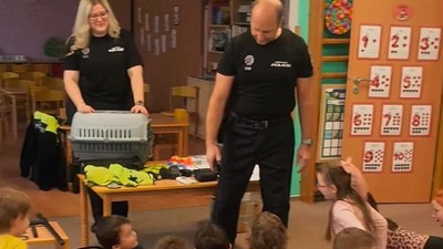 VIDEO: Co v&scaron;echno nos&iacute; a děl&aacute; str&aacute;žn&iacute;k? Děti v Podbořanech vyzpov&iacute;daly městskou policii