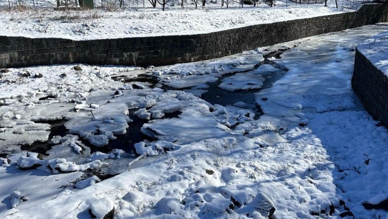 Při uvolnění jedné kry může dojít k dominovému efektu. Foto: Povodí Ohře