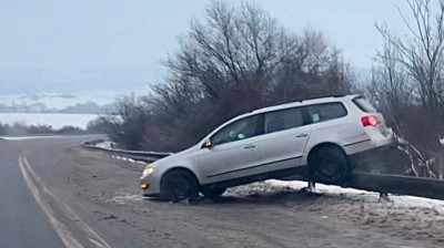 FOTO OD V&Aacute;S: Řidič si osedlal svodidla v kopci