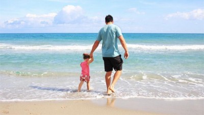Více než polovina rodičů samoživitelů neplánuje v létě žádnou dovolenou. Chybí jim peníze