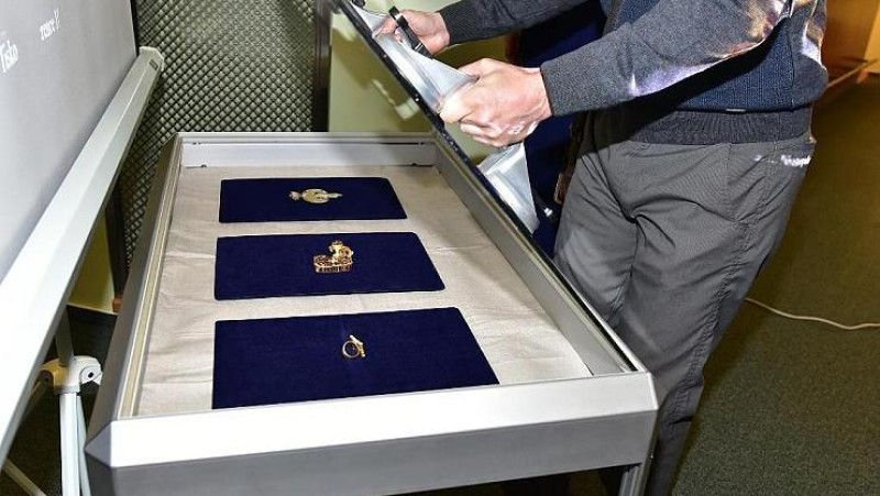 V roce 2020 byl na Rakovnicku objeven historický unikátní poklad zlatých šperků, zdobených drahokamy pomocí náročné přihrádkové techniky. Foto zdroj: www.kr-stredocesky.cz