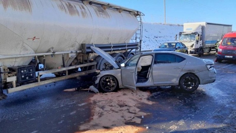 Páteční nehoda na namrzlé dálnici D7. Foto: HZS Ústeckého kraje