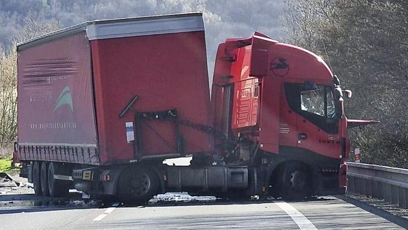 Tragická pondělní nehoda na silnici I/62 mezi Ústím a Děčínem. Foto: čtenář