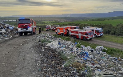 FOTO: Pod Krušnými horami začala hořet skládka odpadků