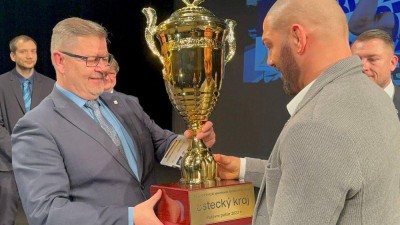 Hejtman předal putovní pohár nejlepšímu sportovci regionu. Foto: Ústecký kraj