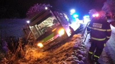 OBRAZEM: Autobus v příkopu a uvíznutý kamion s nákladem řepy. Co dalšího řešili hasiči?